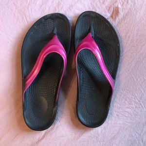 Oofos pink and black lightweight recovery sandal